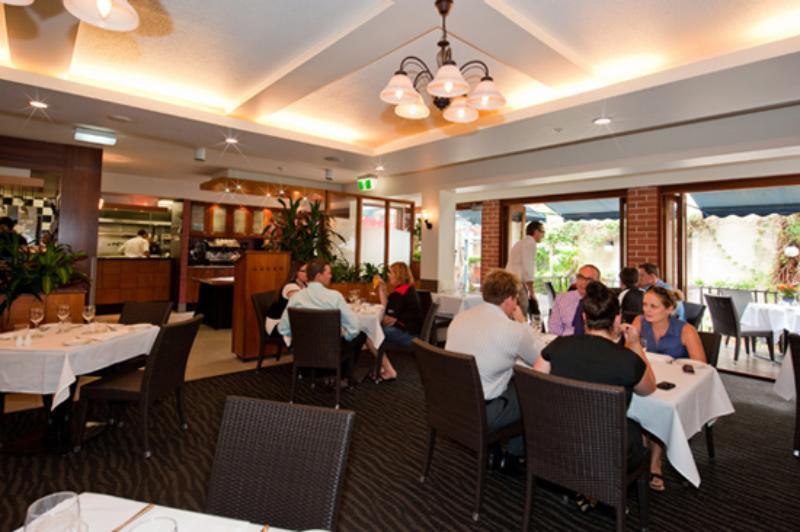 Ramada By Wyndham Brisbane Windsor Hotel Restaurant photo