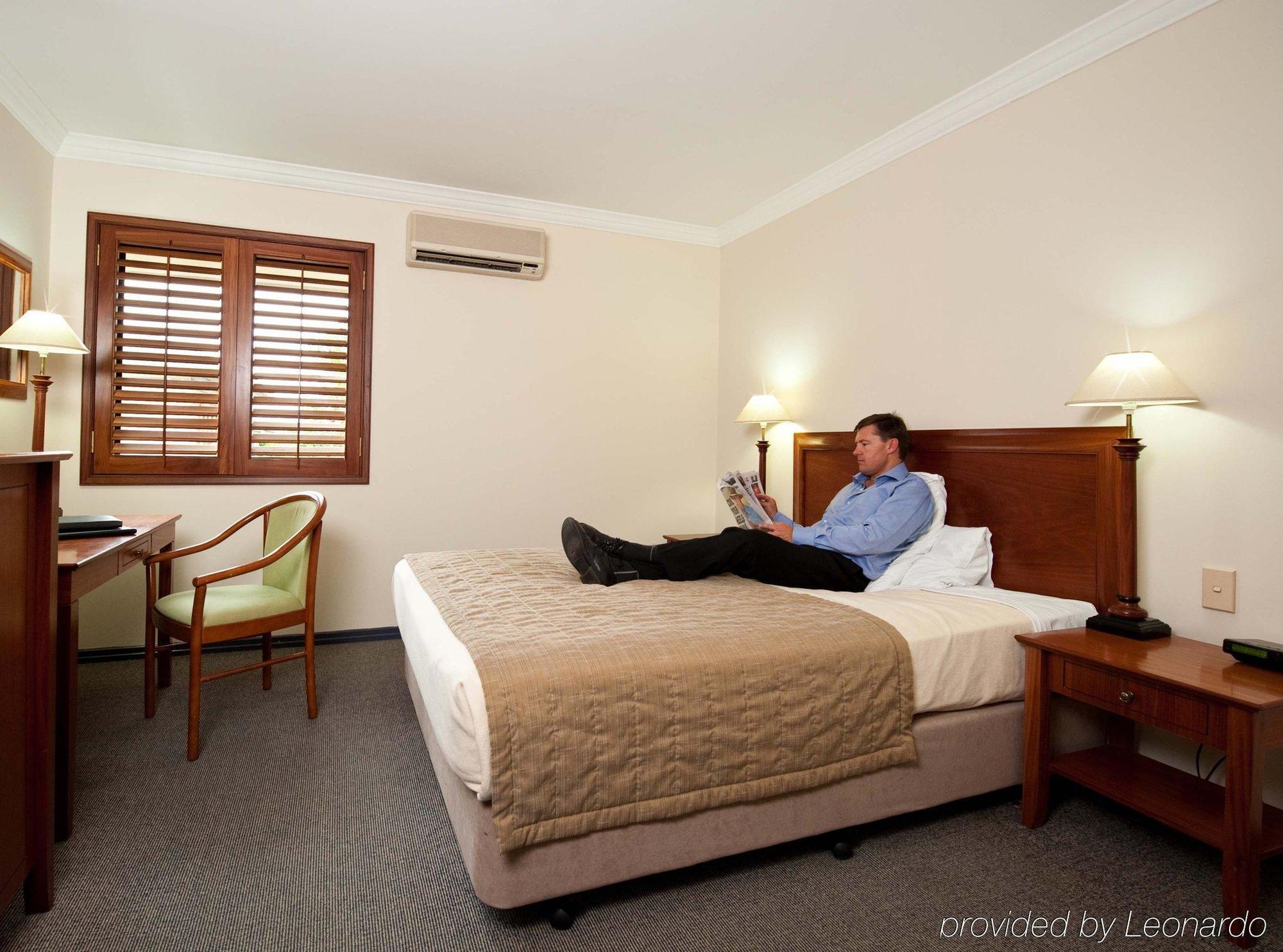 Ramada By Wyndham Brisbane Windsor Hotel Room photo
