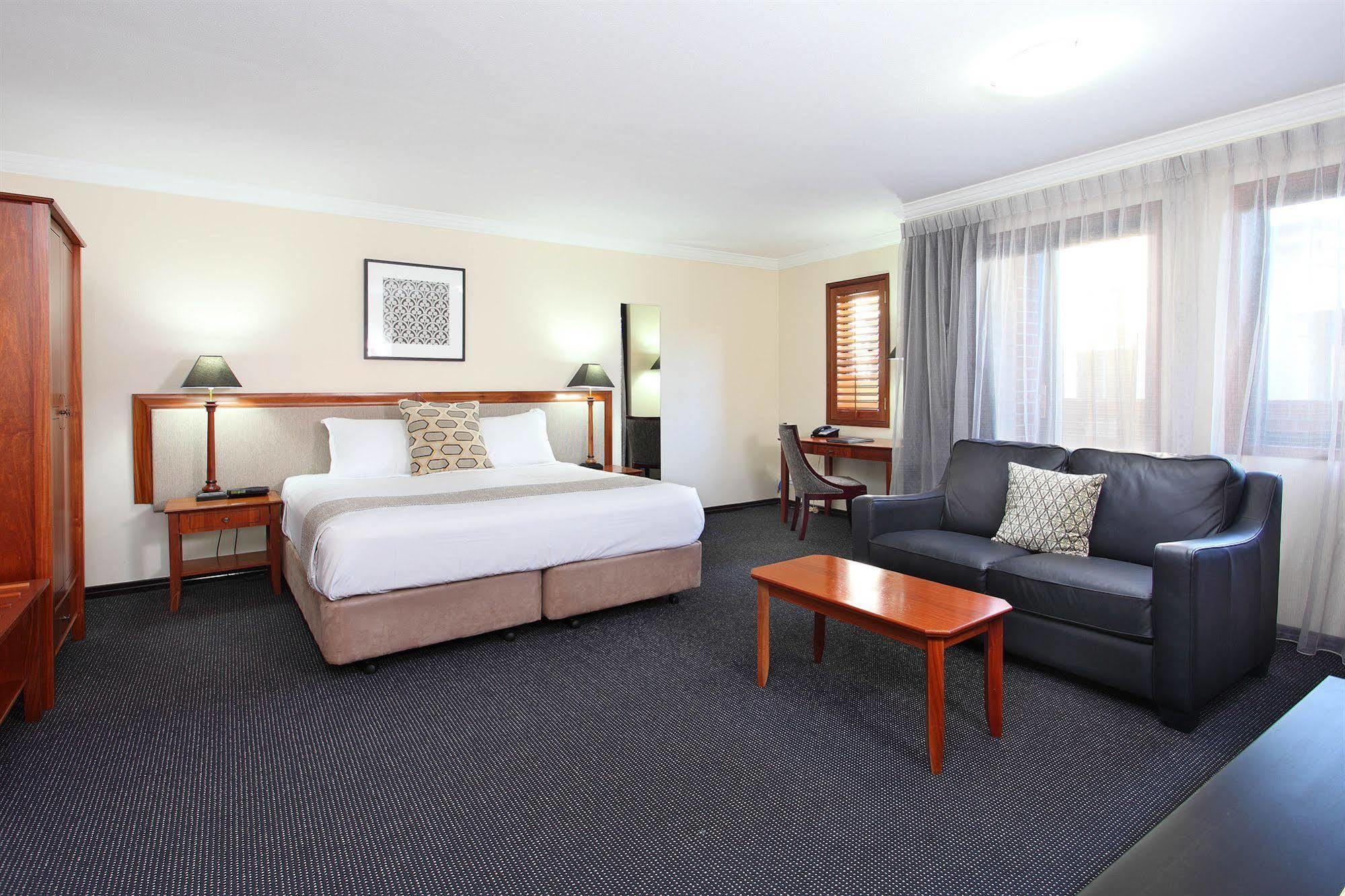 Ramada By Wyndham Brisbane Windsor Hotel Exterior photo