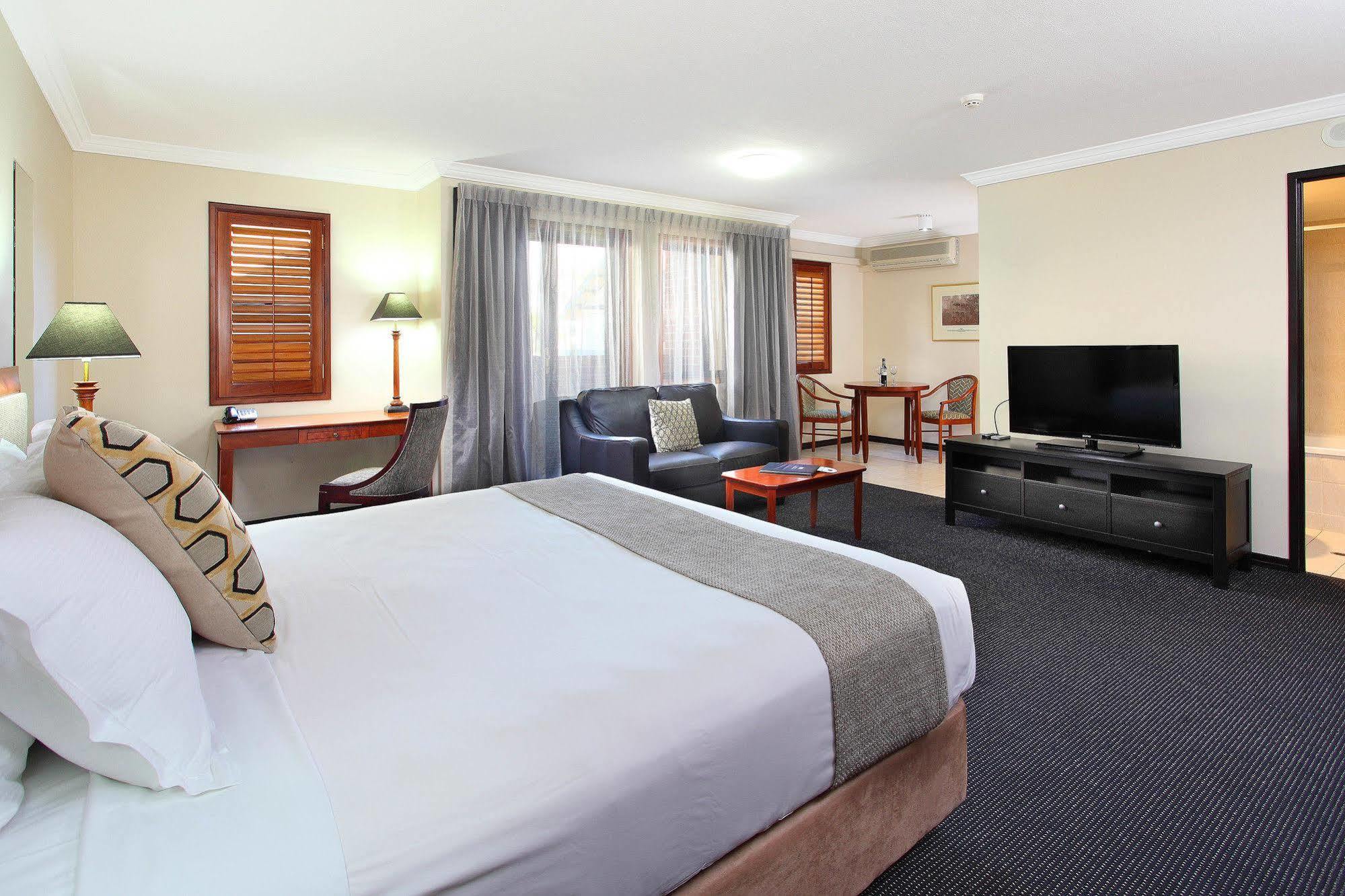 Ramada By Wyndham Brisbane Windsor Hotel Exterior photo